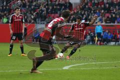 1. Bundesliga - Fußball - FC Ingolstadt 04 - FC Augsburg - Freistoß Pascal Groß (10, FCI) und Darío Lezcano (37, FCI)