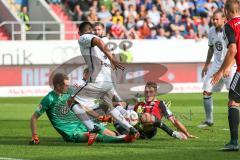 1. Bundesliga - Fußball - FC Ingolstadt 04 - Eintracht Frankfurt - mitte Mathew Leckie (7, FCI) kämpft sich durch die Abwehr und wird von Torwart Lukáš Hrádecký (1 Frankfurt) gestoppt