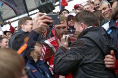 1. Bundesliga - Fußball - FC Ingolstadt 04 - Borussia Mönchengladbach - Sieg Jubel Moritz Hartmann (9, FCI) bei den Fans Tribüne Megaphon