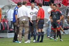 1. Bundesliga - Fußball - Testspiel -  FC Ingolstadt 04 - Celta De Vigo - Spielabbruch - Co-Trainer Michael Henke (FCI) Cheftrainer Ralph Hasenhüttl (FCI) und Sportdirektor Thomas Linke (FCI)  beraten sich mit dem Schiedsrichter