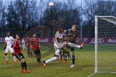 1. Bundesliga - Fußball - Testspiel - FC Ingolstadt 04 - SG Sonnenhof Großaspach - Roger de Oliveira Bernardo (8, FCI) Spring zum Tor, Torwart Christopher Gäng (SG) boxt den Ball weg