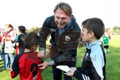 Freundschaftsspiel - Saison 2015/2016 - FC Ingolstadt 04 - SpVgg Greuther Fürth - Ralph Hasenhüttl (Trainer FC Ingolstadt 04) beim Autogramme geben - Foto: Jürgen Meyer