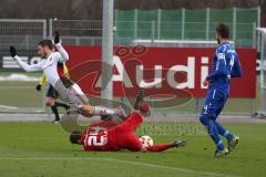 1. Bundesliga - Fußball - Testspiel - FC Ingolstadt 04 - Karlsruher SC - Mathew Leckie (7, FCI) wird von Torwart Rene Vollath (KSC) gefoult