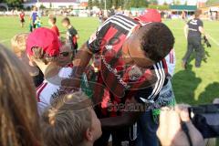 Freundschaftsspiel - Saison 2015/2016 - FC Ingolstadt 04 - SpVgg Greuther Fürth - Roger de Oliveira Bernardo (#8 FC Ingolstadt 04) beim Autogramme geben - Foto: Jürgen Meyer