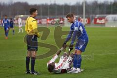 1. Bundesliga - Fußball - Testspiel - FC Ingolstadt 04 - Karlsruher SC - Zweikampf Dennis Kempe (KSC) kümmert sich um Danny da Costa (21, FCI) der verletzt liegen bleibt