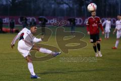 1. Bundesliga - Fußball - Testspiel - FC Ingolstadt 04 - SG Sonnenhof Großaspach - Elias Kachunga (25, FCI) nimmt den Ball Volley und zieht leicht drber