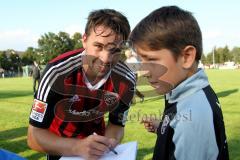 Freundschaftsspiel - Saison 2015/2016 - FC Ingolstadt 04 - SpVgg Greuther Fürth - Pledl Thomas (#30 FC Ingolstadt 04) beim Autogramme geben - Foto: Jürgen Meyer