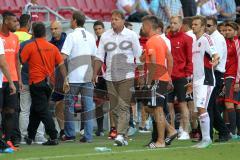 1. Bundesliga - Fußball - Testspiel -  FC Ingolstadt 04 - Celta De Vigo - Spielabbruch - Cheftrainer Ralph Hasenhüttl (FCI) und der spanische Trainer Eduardo Berizzo sprechen mit einander, Cheftrainer Ralph Hasenhüttl (FCI) geht genervt