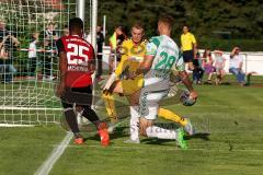 Freundschaftsspiel - Saison 2015/2016 - FC Ingolstadt 04 - SpVgg Greuther Fürth - Elias Kachunga (#25 FC Ingolstadt 04) mit der Herreingabe zum Eigentor von Fürth - Flekken Mark Torwart Greuther Fürth - Franke Marcel weiß #28 Greuther Fürth - - Foto: Jürg