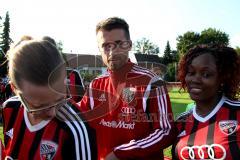 Freundschaftsspiel - Saison 2015/2016 - FC Ingolstadt 04 - SpVgg Greuther Fürth - Stefan Lex (#14 FC Ingolstadt 04) beim Autogramme geben - Foto: Jürgen Meyer