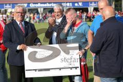 1. Bundesliga - Fußball - Testspiel - FC Ingolstadt 04 - VfR Aalen - Benefizspiel für Alexander Kepa, Scheckübergabe durch links Horst Kaindl (BFV) und mitte Wendelin Göbel (Audi) und rechts Vorsitzender des Vorstandes Peter Jackwerth (FCI)