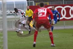 1. Bundesliga - Fußball - Testspiel - FC Ingolstadt 04 - Karlsruher SC - Flanke von links Danny da Costa (21, FCI), Torwart Rene Vollath (KSC) gespannt