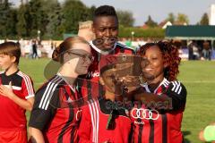 Freundschaftsspiel - Saison 2015/2016 - FC Ingolstadt 04 - SpVgg Greuther Fürth - Roger de Oliveira Bernardo (#8 FC Ingolstadt 04) beim Selfie machen mit Fans - Foto: Jürgen Meyer