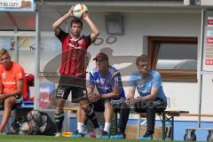 1. Bundesliga - Fußball - Testspiel - SV Grödig - FC Ingolstadt 04 - 1:0 - Einwurf Markus Suttner (29, FCI)  vor Cheftrainer Ralph Hasenhüttl (FCI) und Co-Trainer Michael Henke (FCI)