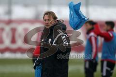 1. Bundesliga - Fußball - FC Ingolstadt 04 - Trainingsauftakt nach Winterpause - Cheftrainer Ralph Hasenhüttl (FCI) verteilt Leibchen fürs Trainingsspiel