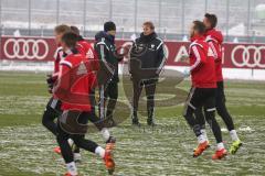 1. Bundesliga - Fußball - FC Ingolstadt 04 - Trainingsauftakt nach Winterpause - Co-Trainer Michael Henke (FCI) und Cheftrainer Ralph Hasenhüttl (FCI) inmitten der Spieler