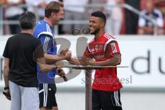 1. Bundesliga - Fußball - FC Ingolstadt 04 - Saisoneröffnung - Auftakttraining - Neuzugang Elias Kachunga (25, FCI) läuft ein mit Cheftrainer Ralph Hasenhüttl (FCI)