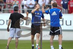 1. Bundesliga - Fußball - FC Ingolstadt 04 - Saisoneröffnung - Auftakttraining - Einlauf Co-Trainer Michael Henke (FCI) mit Cheftrainer Ralph Hasenhüttl (FCI)