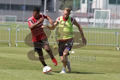 1. Bundesliga - Fußball - FC Ingolstadt 04 - Training - Saison 2015/2016 - Neuzugang Torwart Örjan Haskjard Nyland - Elias Kachunga (25, FCI) und Moritz Hartmann (9, FCI) Zweikampf