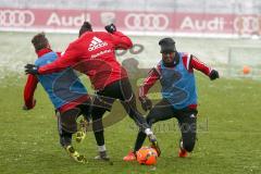 1. Bundesliga - Fußball - FC Ingolstadt 04 - Trainingsauftakt nach Winterpause - Kampf um den Ball, links Mathew Leckie (7, FCI) Danny da Costa (21, FCI) und rechts am Ball Roger de Oliveira Bernardo (8, FCI)