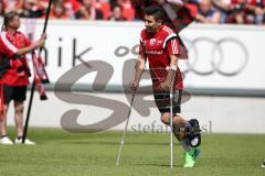 1. Bundesliga - Fußball - FC Ingolstadt 04 - Saisoneröffnung - Auftakttraining - Einlauf Danilo Soares Teodoro (15, FCI) mit Krücken, verletzt