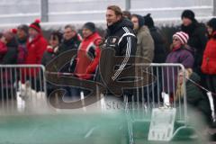1. Bundesliga - Fußball - FC Ingolstadt 04 - Trainingsauftakt nach Winterpause - Cheftrainer Ralph Hasenhüttl (FCI) gute Laune vor den Zuschauern Fans