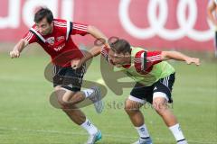 1. Bundesliga - Fußball - FC Ingolstadt 04 - Training - Neuzugang - Markus Suttner (29, FCI)  und Thomas Pledl (30, FCI) Zweikampf