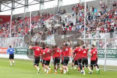 1. Bundesliga - Fußball - FC Ingolstadt 04 - Saisoneröffnung - Auftakttraining - Warmlaufen Stadion Fans Jubel