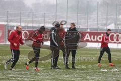 1. Bundesliga - Fußball - FC Ingolstadt 04 - Trainingsauftakt nach Winterpause - Co-Trainer Michael Henke (FCI) und Cheftrainer Ralph Hasenhüttl (FCI) inmitten der Spieler