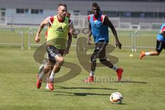 1. Bundesliga - Fußball - FC Ingolstadt 04 - Training - Saison 2015/2016 - Neuzugang Torwart Örjan Haskjard Nyland - Pascal Groß (10, FCI) und hinten Danny da Costa (21, FCI)