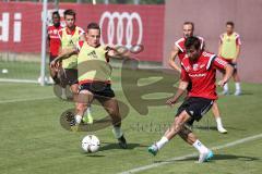 1. Bundesliga - Fußball - FC Ingolstadt 04 - Training - Neuzugang - links Robert Bauer (23, FCI) und rechts Markus Suttner (29, FCI)