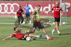 1. Bundesliga - Fußball - FC Ingolstadt 04 - Training - Neuzugang - Markus Suttner (29, FCI)  nimmt Pascal Groß (10, FCI) den Ball ab