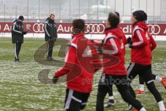 1. Bundesliga - Fußball - FC Ingolstadt 04 - Trainingsauftakt nach Winterpause - Co-Trainer Michael Henke (FCI) und Cheftrainer Ralph Hasenhüttl (FCI) bei den Sprints