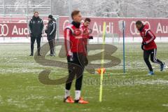 1. Bundesliga - Fußball - FC Ingolstadt 04 - Trainingsauftakt nach Winterpause - hinten links Cheftrainer Ralph Hasenhüttl (FCI) und Co-Trainer Michael Henke (FCI) beim Training