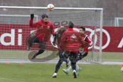 1. Bundesliga - Fußball - FC Ingolstadt 04 - Training - Neuzugang Darío Lezcano (37, FCI) - Darío Lezcano (37, FCI) Torwart Ramazan Özcan (1, FCI) und hinten Danilo Soares Teodoro (15, FCI)