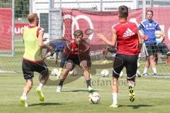 1. Bundesliga - Fußball - FC Ingolstadt 04 - Training - Saison 2015/2016 - Neuzugang Torwart Örjan Haskjard Nyland - Moritz Hartmann (9, FCI) undrechts Benjamin Hübner (5, FCI) mitte Torwart Örjan Haskjard Nyland (FCI)