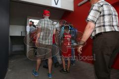 1. Bundesliga - Fußball - FC Ingolstadt 04 - Saisoneröffnung - Auftakttraining - die Fans strömen in das Stadion