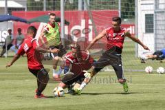 1. Bundesliga - Fußball - FC Ingolstadt 04 - Training - Saison 2015/2016 - Neuzugang Torwart Örjan Haskjard Nyland - Elias Kachunga (25, FCI) mitte Torwart Örjan Haskjard Nyland (FCI) und rechts Benjamin Hübner (5, FCI) Kampf um den Ball, hinten Pascal Gr