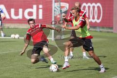 1. Bundesliga - Fußball - FC Ingolstadt 04 - Training - Neuzugang - links Markus Suttner (29, FCI) und rechts Lukas Hinterseer (16, FCI)