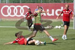 1. Bundesliga - Fußball - FC Ingolstadt 04 - Training - Neuzugang - Markus Suttner (29, FCI)  nimmt Pascal Groß (10, FCI) den ball ab