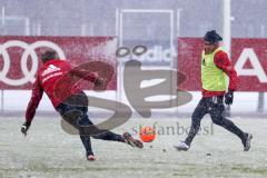 1. Bundesliga - Fußball - FC Ingolstadt 04 - Training - Neuzugang Darío Lezcano (37, FCI) - Trainingsspiel Darío Lezcano (37, FCI) rechts überwindet Torwart Örjan Haskjard Nyland (26, FCI) links