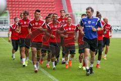 1. Bundesliga - Fußball - FC Ingolstadt 04 - Saisoneröffnung - Auftakttraining - Warmlaufen mit Co-Trainer Michael Henke (FCI), links Alfredo Morales (6, FCI) , Marvin Matip (34, FCI) Thomas Pledl (30, FCI)