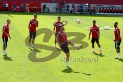 1. Bundesliga - FC Ingolstadt 04 - Trainingsauftakt im Audi Sportpark - Neuzugang Elias Kachunga ( FC Ingolstadt 04) 2vr - Am Ball Romain Brègerie (FC Ingolstadt 04) - Foto: Jürgen Meyer