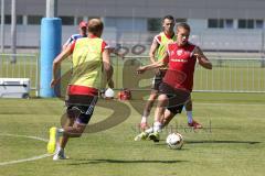 1. Bundesliga - Fußball - FC Ingolstadt 04 - Training - Saison 2015/2016 - Neuzugang Torwart Örjan Haskjard Nyland - links Moritz Hartmann (9, FCI) und am Ball Max Christiansen (19, FCI)