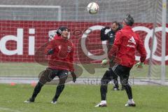 1. Bundesliga - Fußball - FC Ingolstadt 04 - Training - Neuzugang Darío Lezcano (37, FCI) - Darío Lezcano (37, FCI) Torwart Ramazan Özcan (1, FCI)