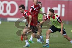 1. Bundesliga - Fußball - FC Ingolstadt 04 - Training - Neuzugang - Markus Suttner (29, FCI)  und Thomas Pledl (30, FCI) Zweikampf