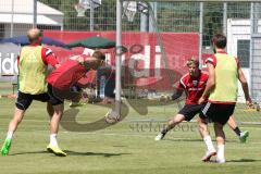 1. Bundesliga - Fußball - FC Ingolstadt 04 - Training - Saison 2015/2016 - Neuzugang Torwart Örjan Haskjard Nyland - Max Christiansen (19, FCI) schießt auf das Tor mitte Torwart Örjan Haskjard Nyland (FCI) hält den Ball