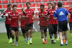 1. Bundesliga - Fußball - FC Ingolstadt 04 - Saisoneröffnung - Auftakttraining - Warmlaufen mit Co-Trainer Michael Henke (FCI) mitte Romain Brégerie (18, FCI) und Elias Kachunga (25, FCI)