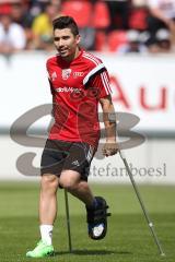 1. Bundesliga - Fußball - FC Ingolstadt 04 - Saisoneröffnung - Auftakttraining - Einlauf Danilo Soares Teodoro (15, FCI) mit Krücken, verletzt