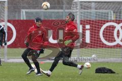 1. Bundesliga - Fußball - FC Ingolstadt 04 - Training - Neuzugang Darío Lezcano (37, FCI) - Darío Lezcano (37, FCI) Torwart Ramazan Özcan (1, FCI)